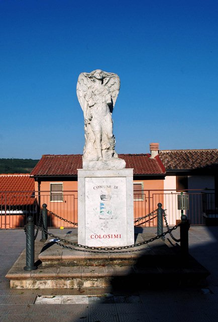 allegoria della Vittoria come donna vestita all'antica (monumento ai caduti) di Colosimo Ottavio (sec. XX)