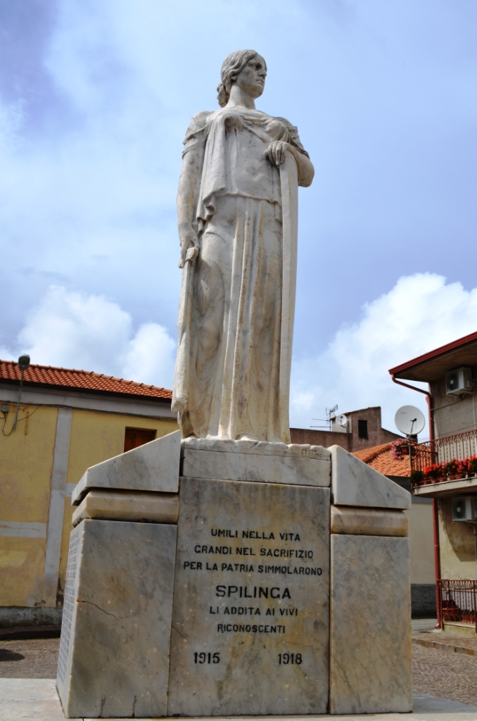 allegoria della Patria (monumento ai caduti - a cippo) di Colosimo Ottavio (prima metà XX)