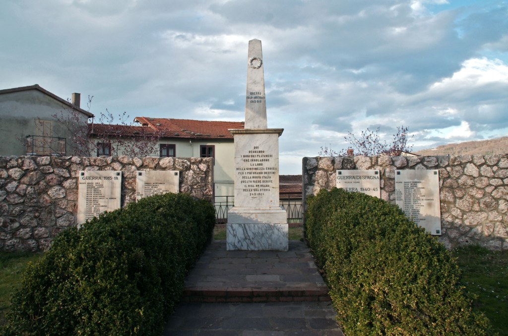 elementi decorativi con ghirlanda (monumento ai caduti - ad obelisco) - ambito Italia meridionale (primo quarto XX)