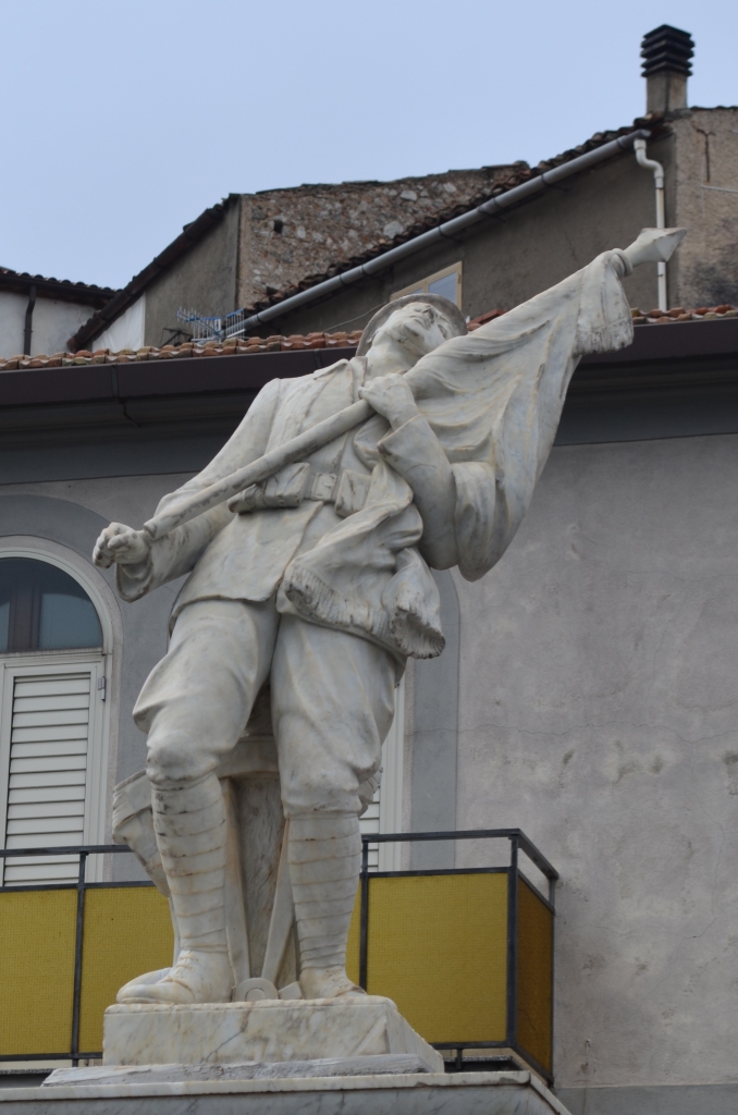 figura di soldato che porta la bandiera (monumento ai caduti - a cippo) - ambito Italia centro-meridionale (prima metà XX)