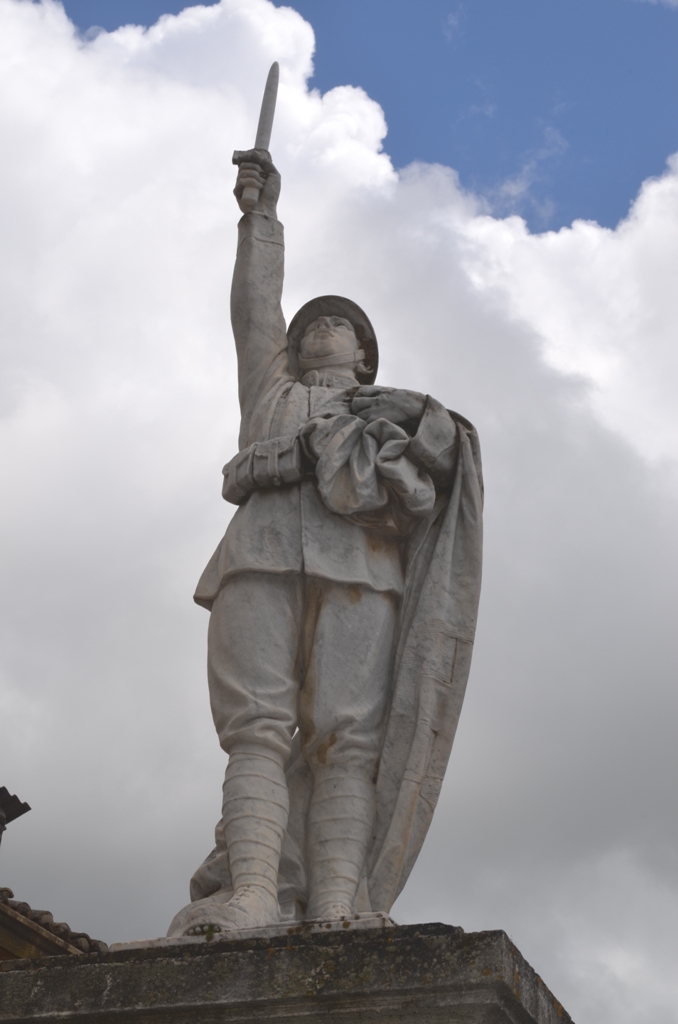 figura di soldato che porta la bandiera (monumento ai caduti - a cippo) - ambito Italia centro-meridionale (terzo quarto XX)
