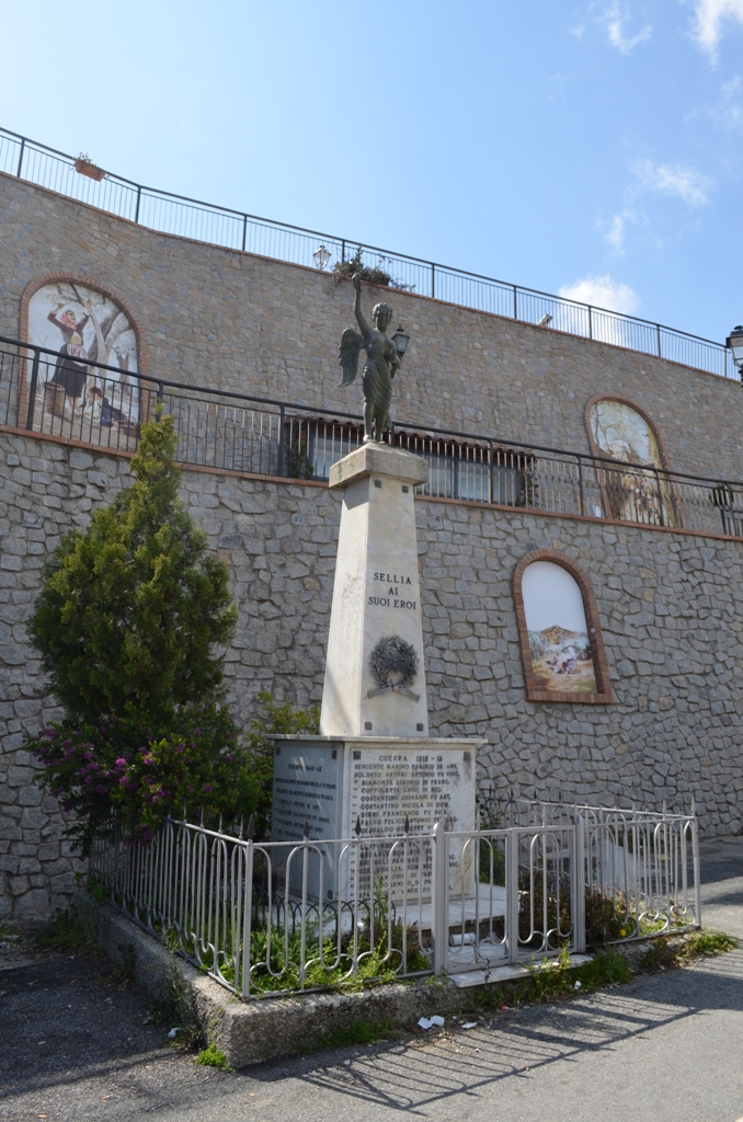 allegoria della Vittoria, Tropaion in relazione alle armi (monumento ai caduti - ad obelisco) - ambito Italia meridionale (XX)