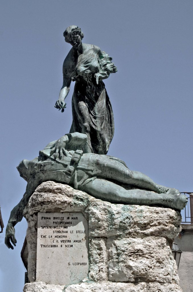 allegoria della Vittoria che premia un soldato (monumento ai caduti - a cippo) di Tamagnini Torquato (attribuito) (secondo quarto XX)
