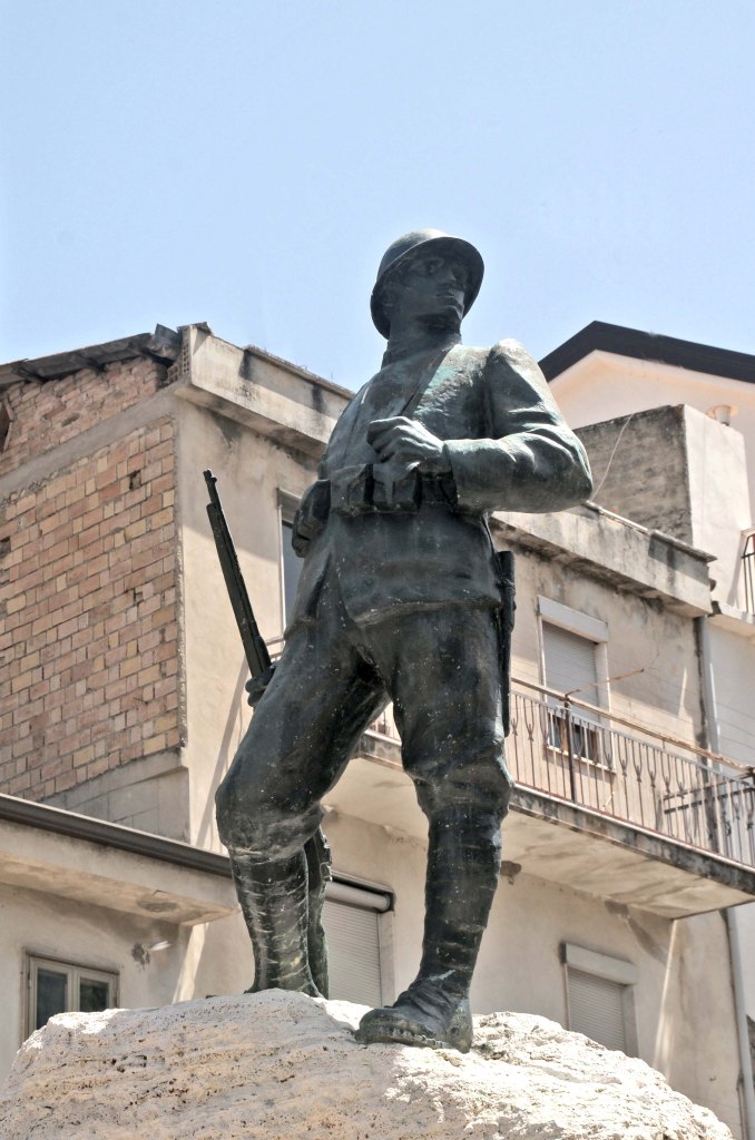 Figura di soldato: fante (monumento ai caduti - a cippo) di Tamagnini Torquato (attribuito) (secondo quarto XX)