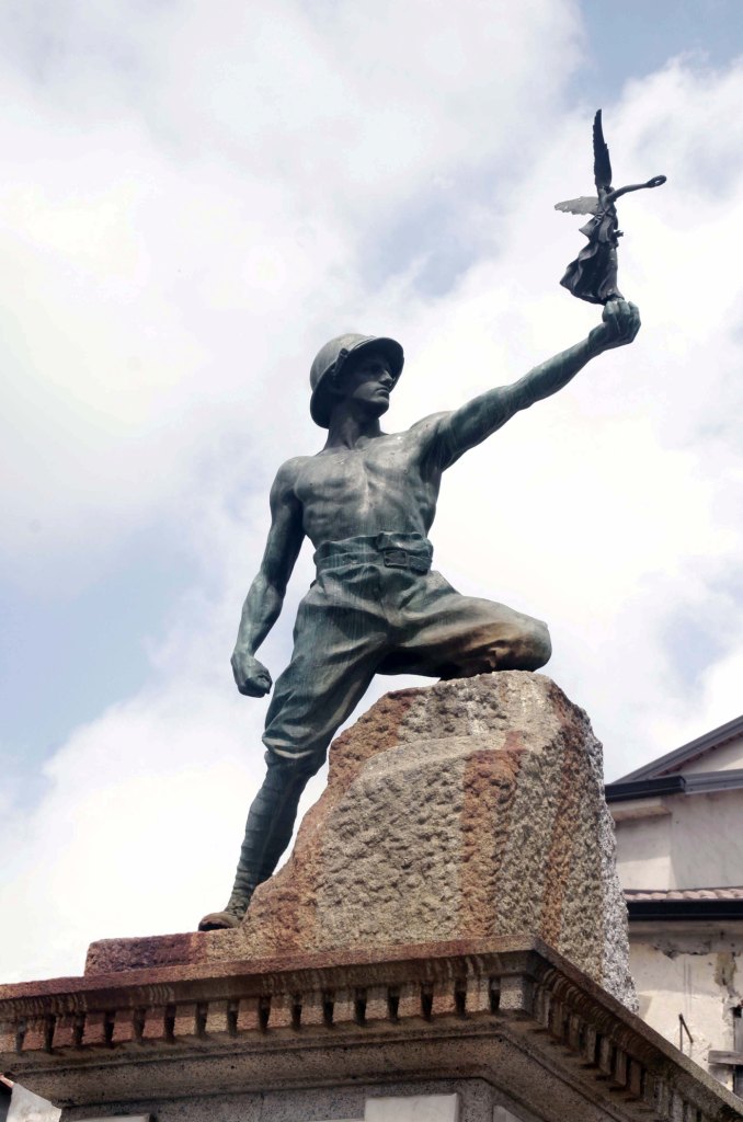 Figura di soldato con allegoria della Vittoria (monumento ai caduti - a cippo) di Mistruzzi Aurelio (primo quarto XX)