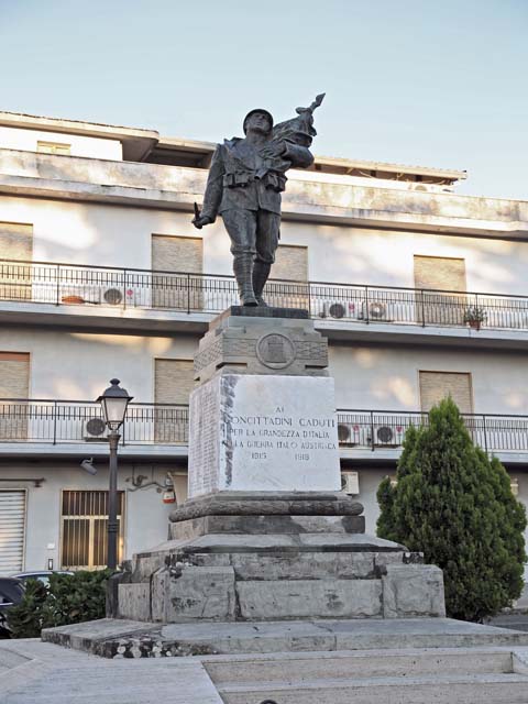figura di soldato che porta la bandiera (monumento ai caduti - a cippo) di Barca Albano Concesso (primo quarto sec. XX)