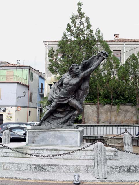 allegoria del soldato come eroe antico (monumento ai caduti - a cippo) di Ritondale Giuseppe (inizio sec. XXI)