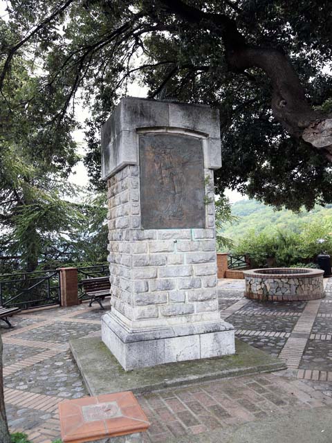 allegoria della Vittoria che premia un soldato (monumento ai caduti - a pilo) - ambito calabrese (metà sec. XX)