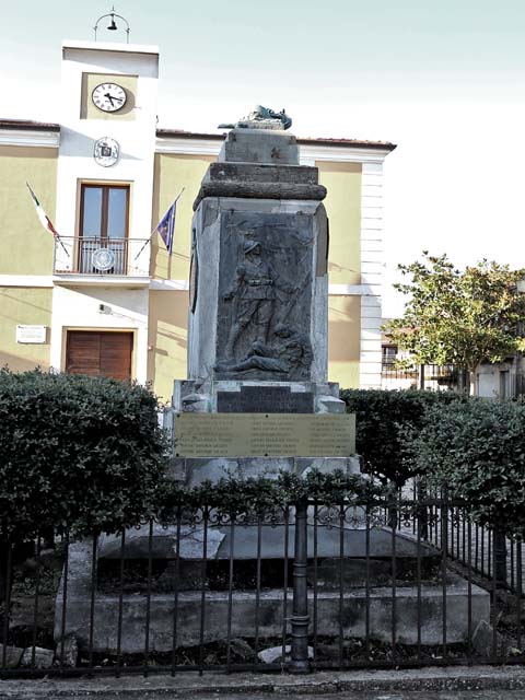 figura di soldato in combattimento, morte del soldato (monumento ai caduti - a cippo) di Barca Albano Concesso (secondo quarto sec. XX)