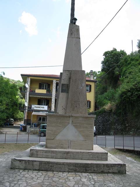 monumento ai caduti - ad obelisco - ambito calabrese (terzo quarto sec. XX)