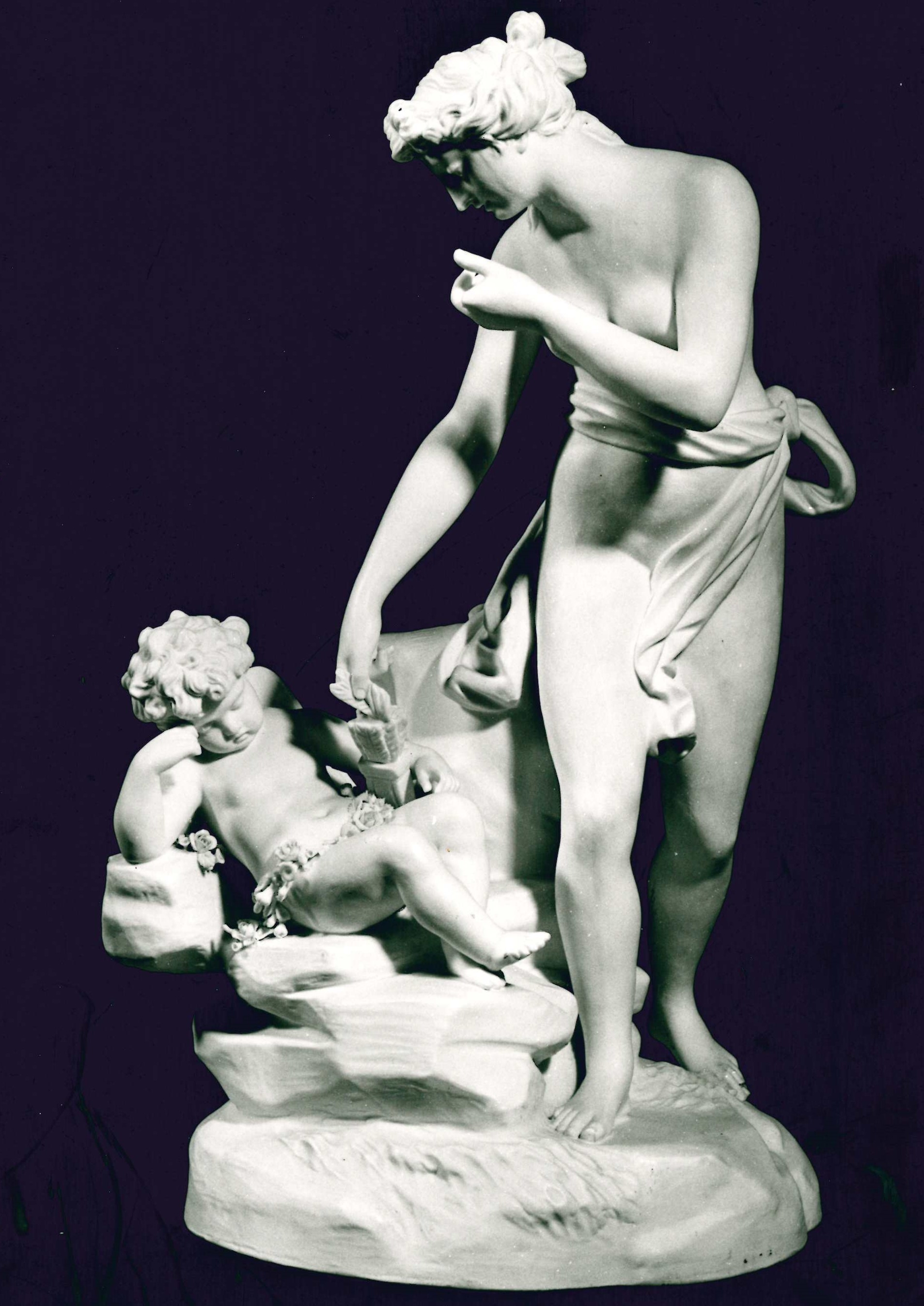 Venere e Cupido, Venere estrae una freccia dalla faretra di Cupido (statuetta) - ambito viennese (sec. XIX)