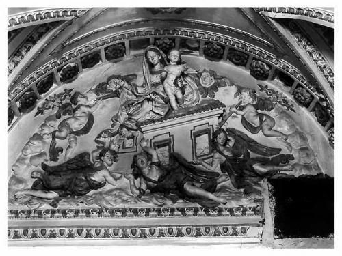 Madonna con Bambino e angeli che reggono il modello della casa, Madonna con Bambino in gloria e angeli (decorazione plastica) - ambito Italia meridionale (prima metà sec. XVII)