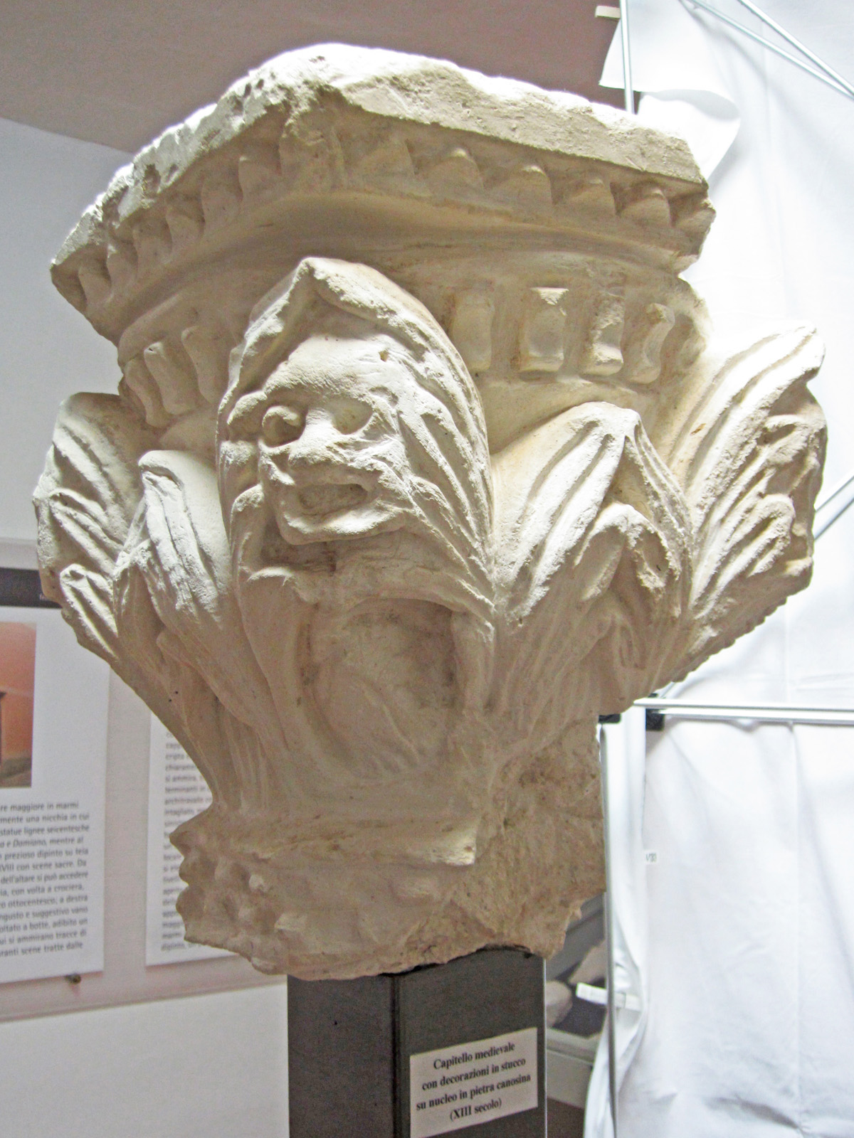 decorazione plastica, frammento - bottega campana (sec. XIII)
