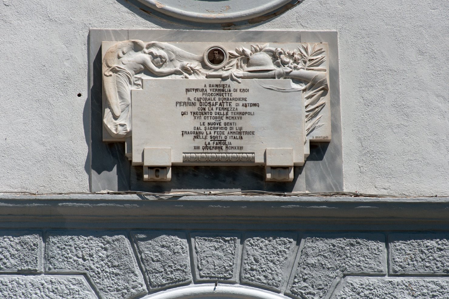 allegoria della Vittoria (monumento ai caduti - a lapide) di Bramanti Stefano (sec. XX)