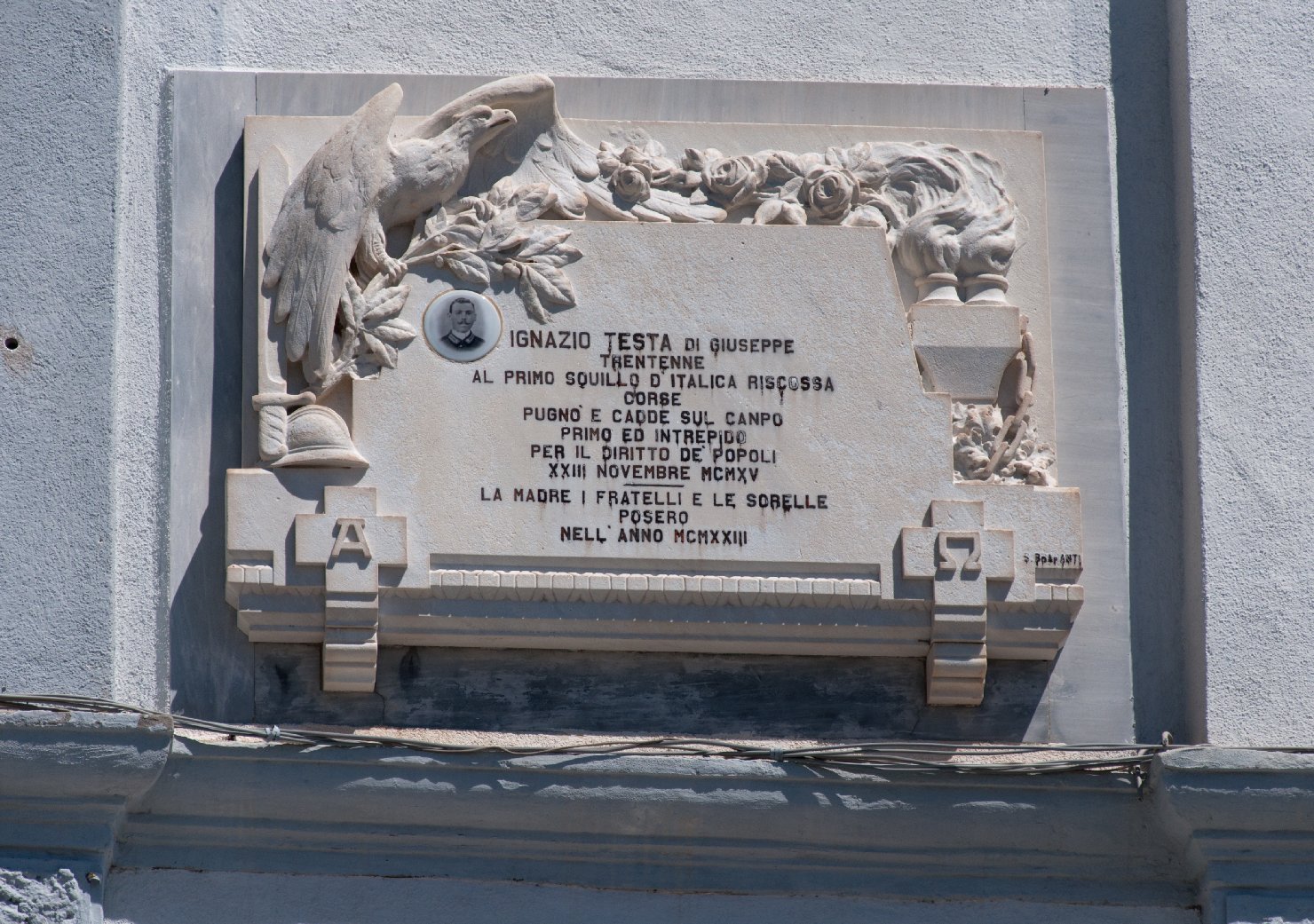 allegoria della Vittoria come un'aquila (monumento ai caduti - a lapide) di Bramanti Stefano (sec. XX)