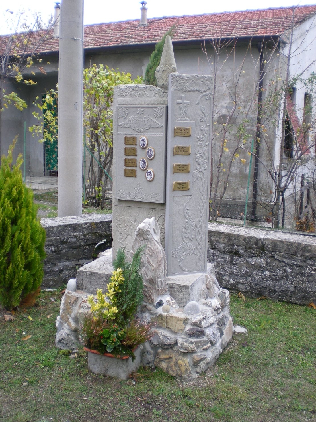 monumento ai caduti - a stele - produzione emiliana (sec. XXI)
