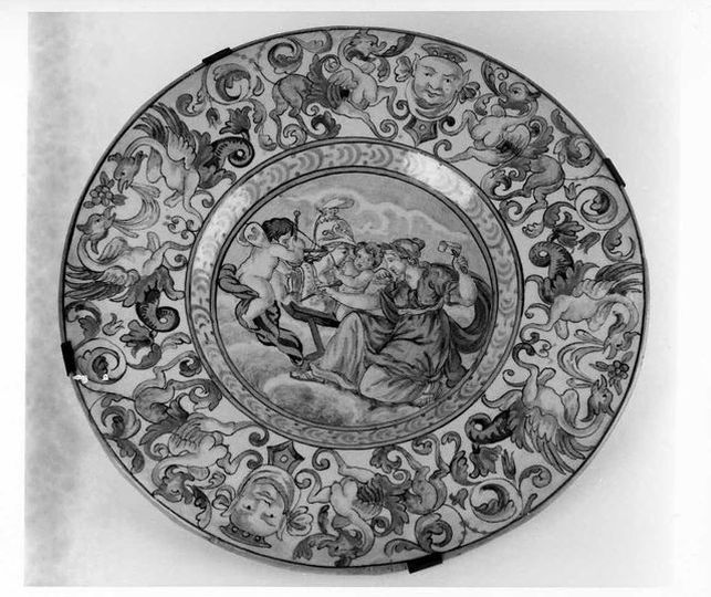 allegoria della scultura, motivi decorativi a grottesche (piatto) - bottega di Castelli (XVIII/ XIX)