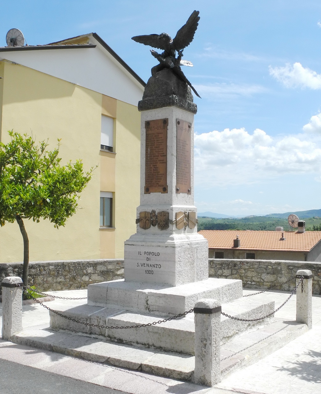 allegoria della Vittoria come aquila (monumento ai caduti - a cippo, opera isolata) di Moroni Alberto (sec. XX)