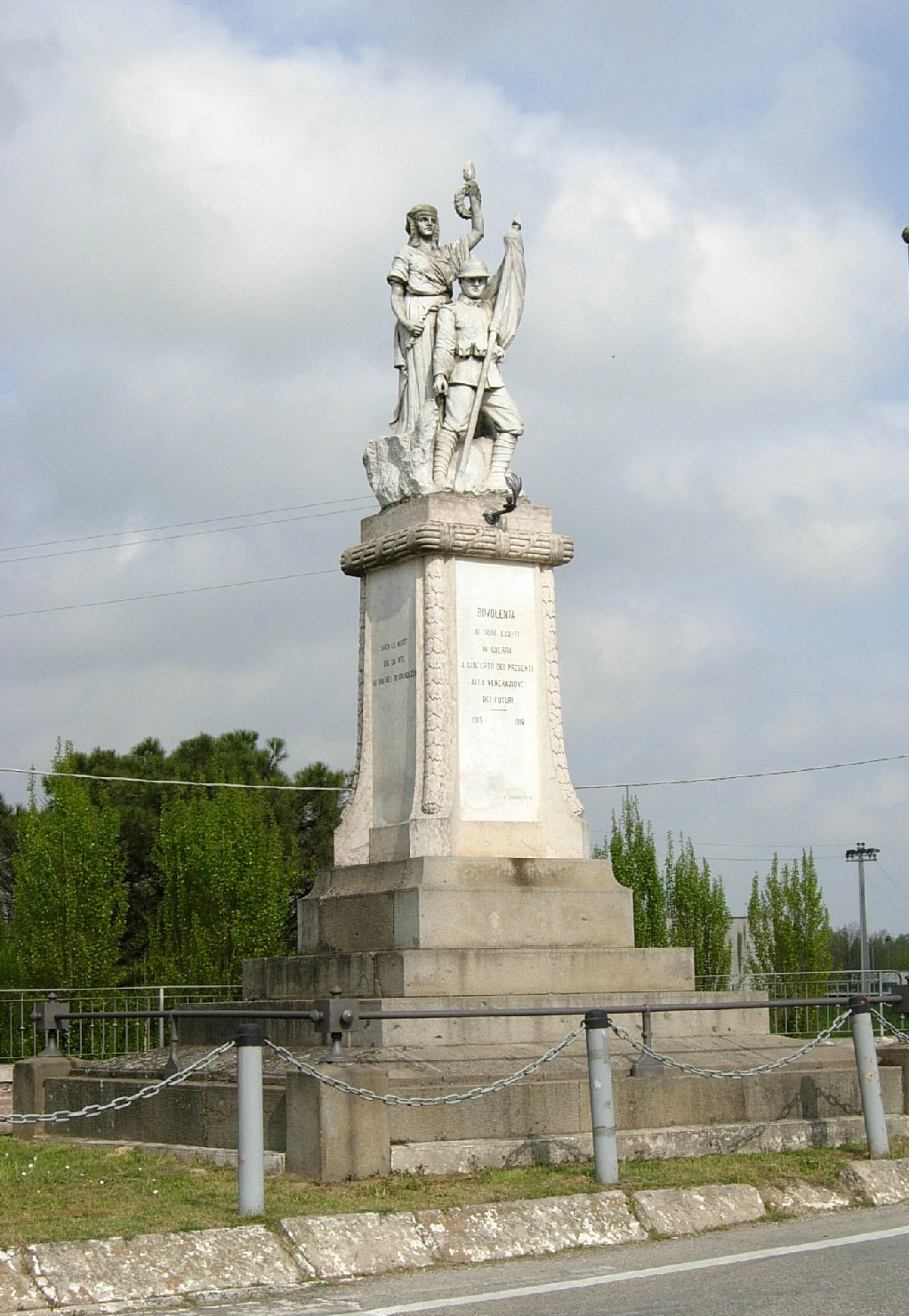 allegoria della Patria che premia un soldato (monumento ai caduti - a cippo) di Mozzato Rocco (XX)