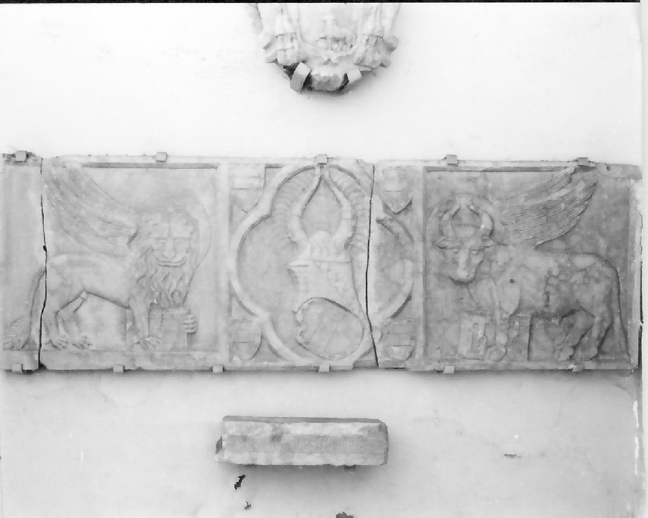 Stemma Araldico Sanseverino con simboli evangelici (rilievo, opera isolata) di Maestro di Mileto - ambito Italia centro-meridionale (sec. XIV)