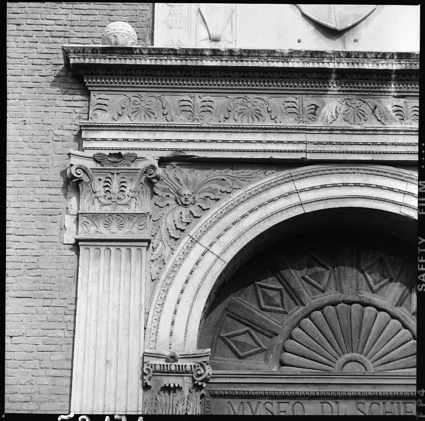 Sculture - Rilievi - 1466-1471 - portale principale [di] Palazzo Schifanoia <Ferrara> (negativo) di Felisatti, Daniele, Ambrogio di Giacomo, Antonio di Gregorio (XX)