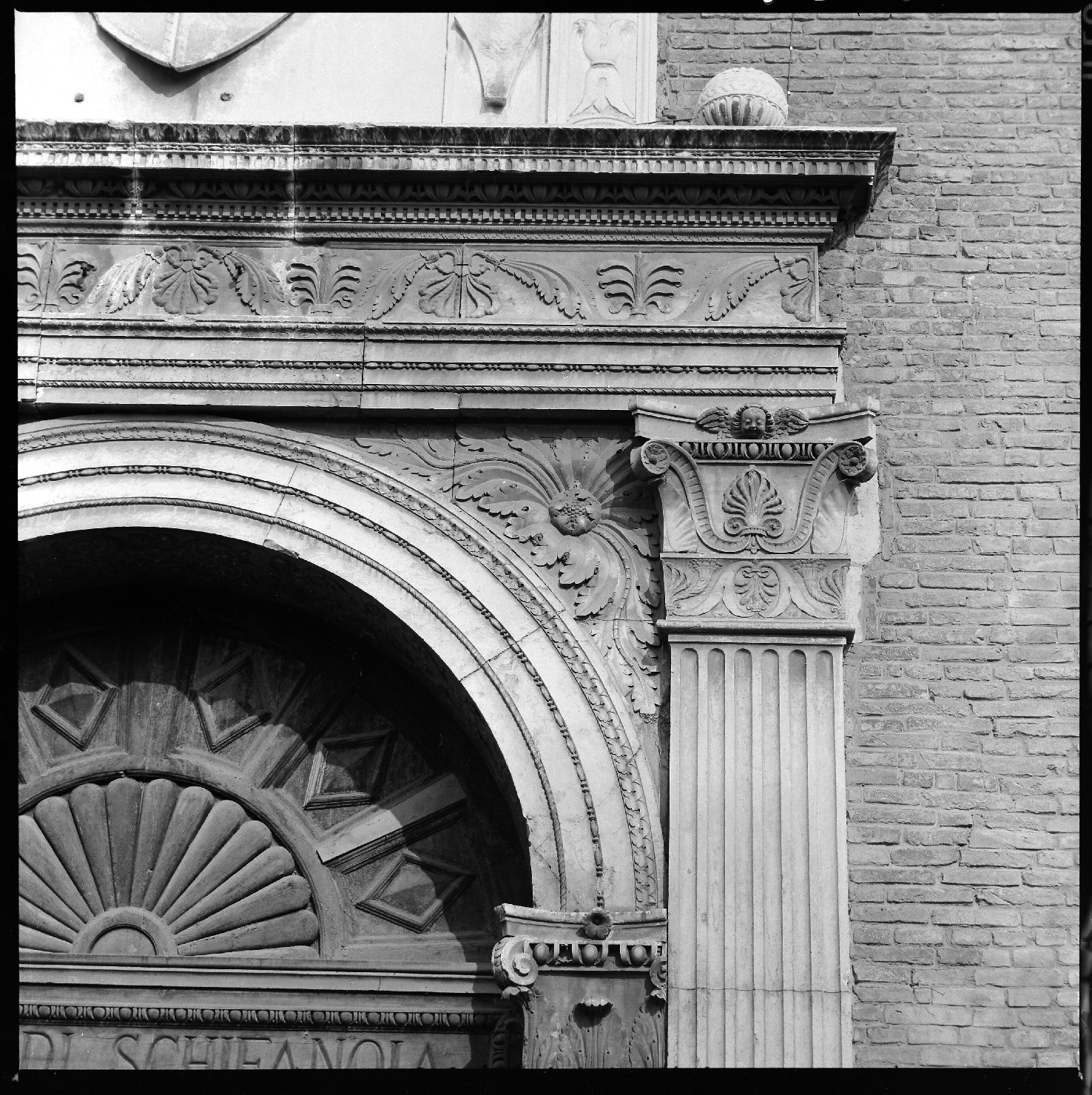 Sculture - Rilievi - 1466-1471 - portale principale [di] Palazzo Schifanoia <Ferrara> (negativo) di Felisatti, Daniele, Ambrogio di Giacomo, Antonio di Gregorio (XX)