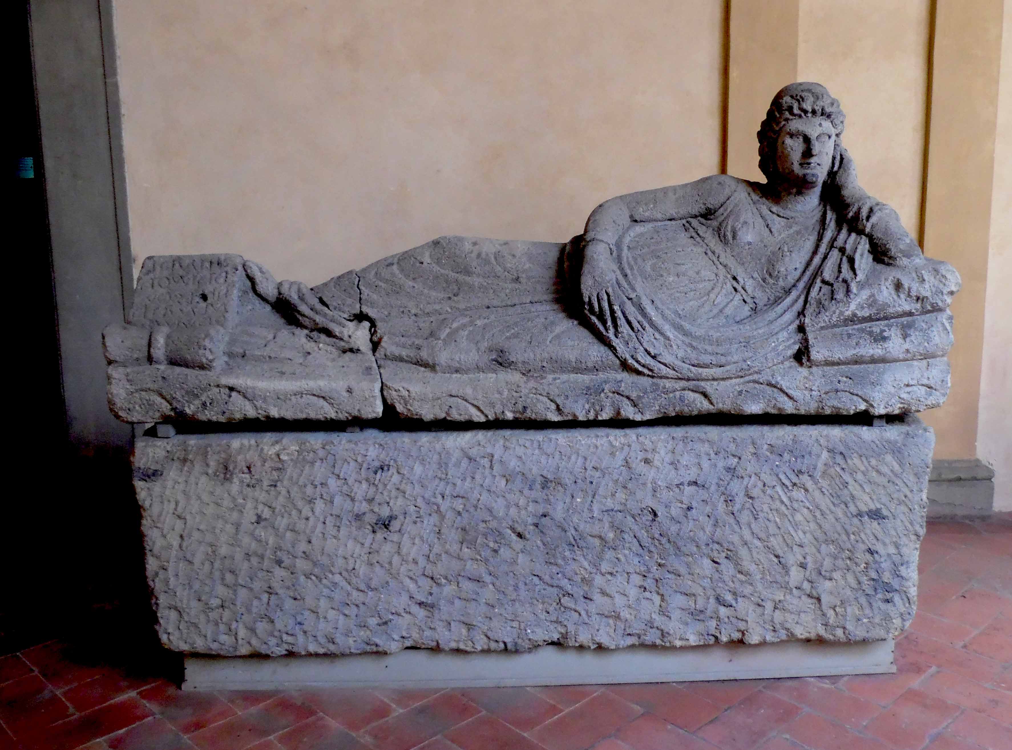 Struttura funeraria in nenfro di epoca etrusca (sarcofago) - ambito etrusco (fine III a.C)