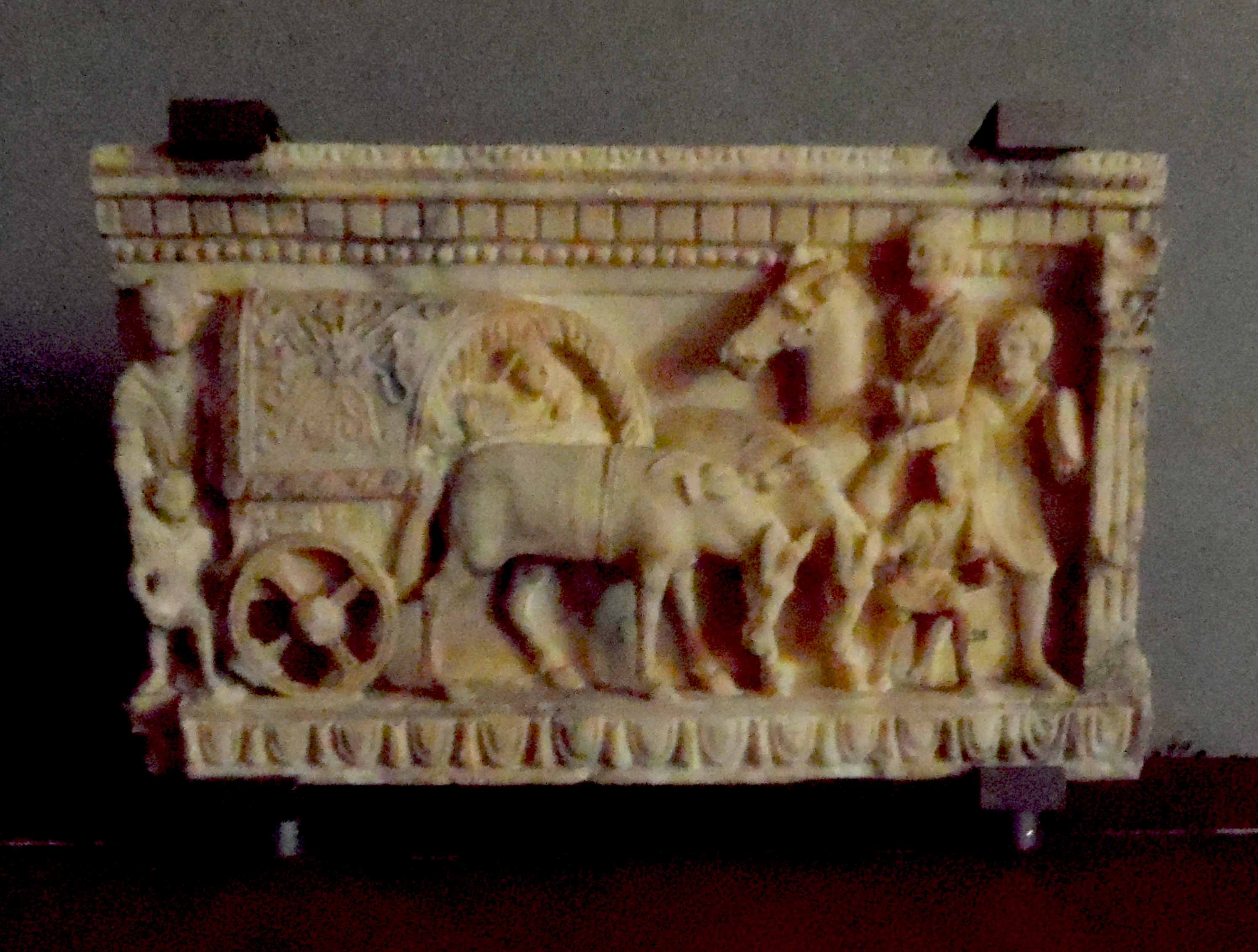 Urnetta cineraria in alabastro (urna) - ambito etrusco (inizio I a.C)