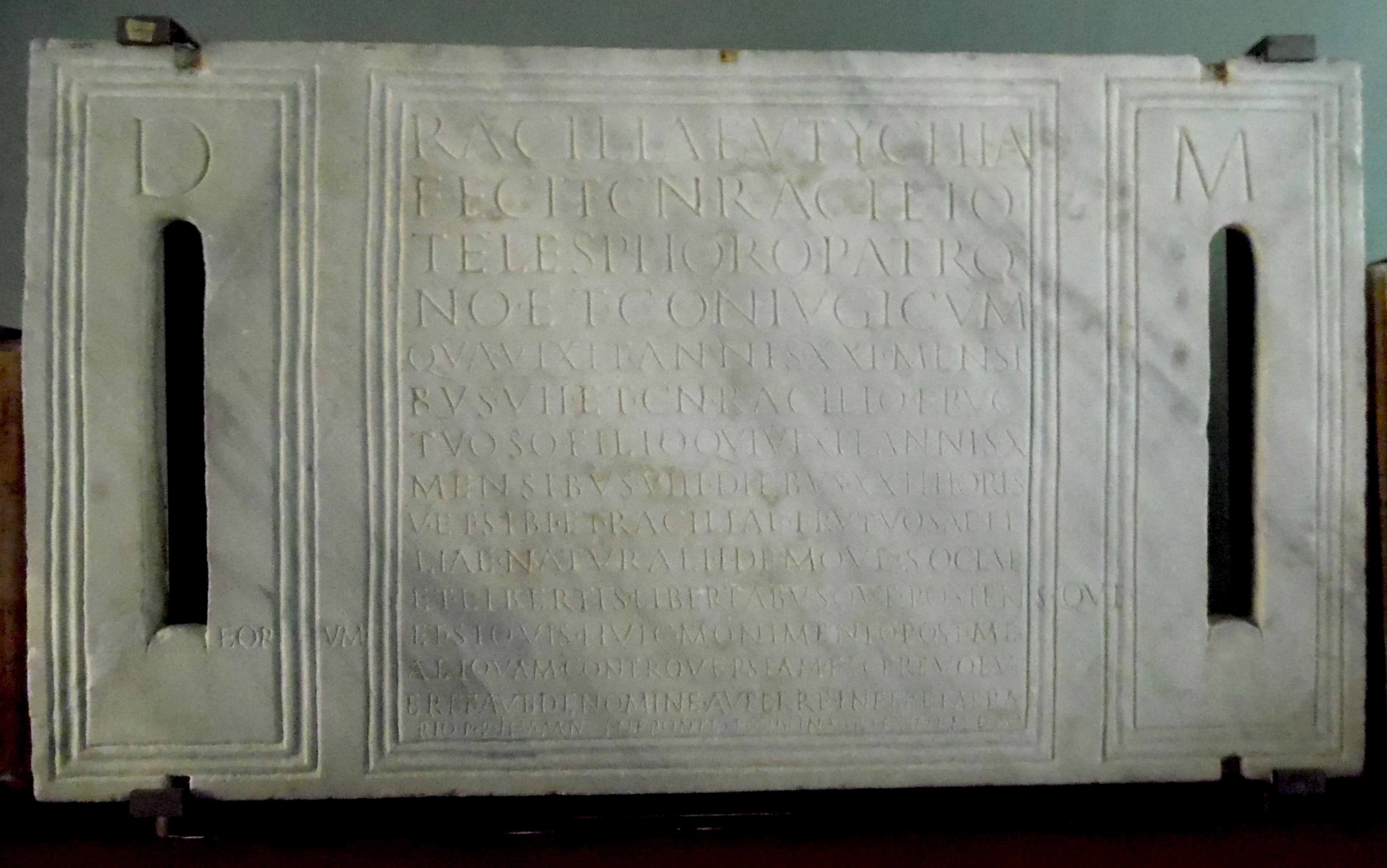 Iscrizione funeraria in marmo (Epigrafe) - ambito romano (II)