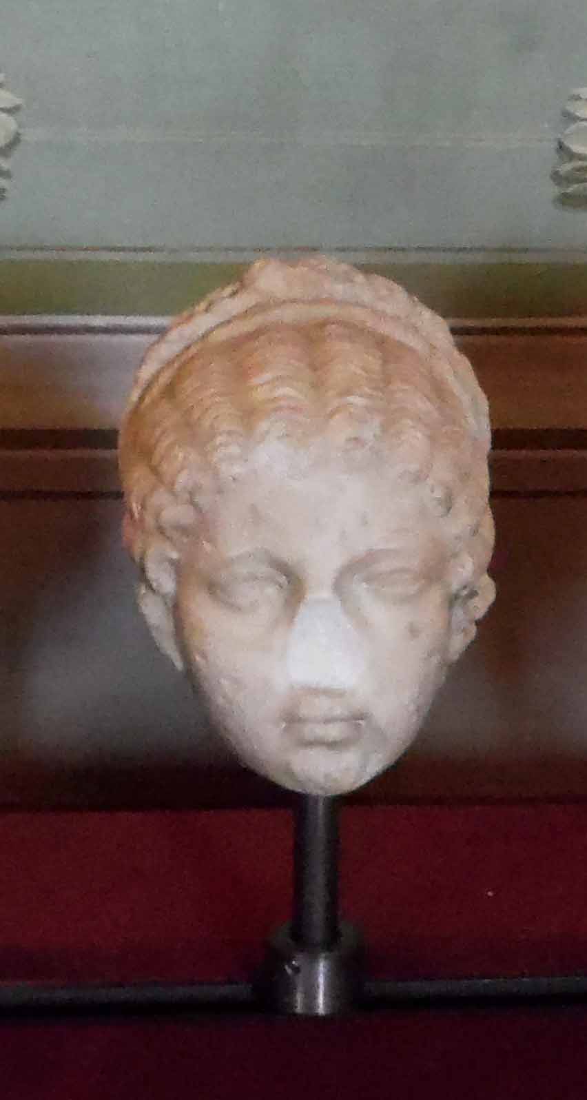 Testa raffigurante volto femminile (testa) - ambito romano (II)