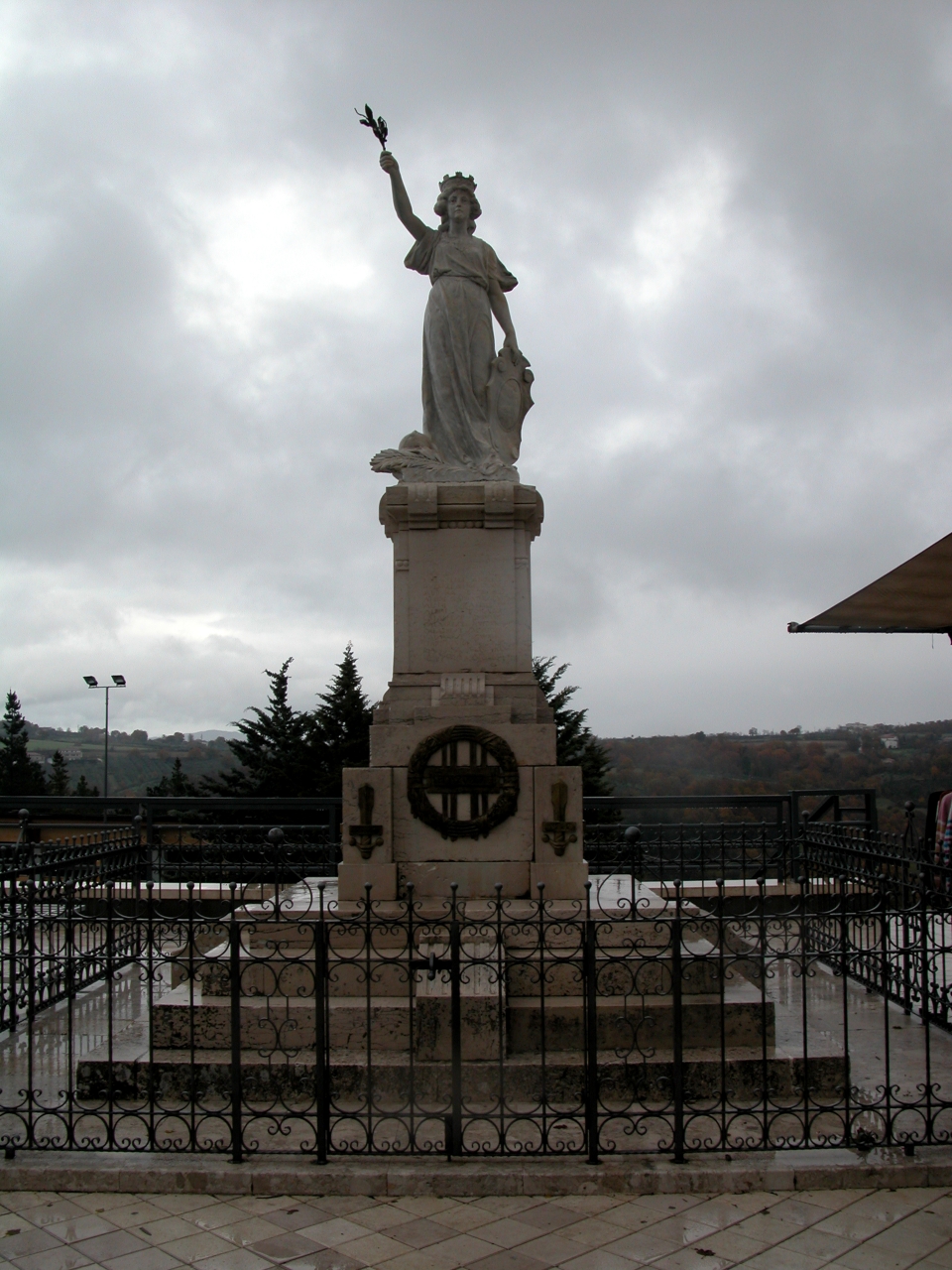 allegoria della Patria (monumento ai caduti - ad ara) - maestranze carraresi (sec. XX)