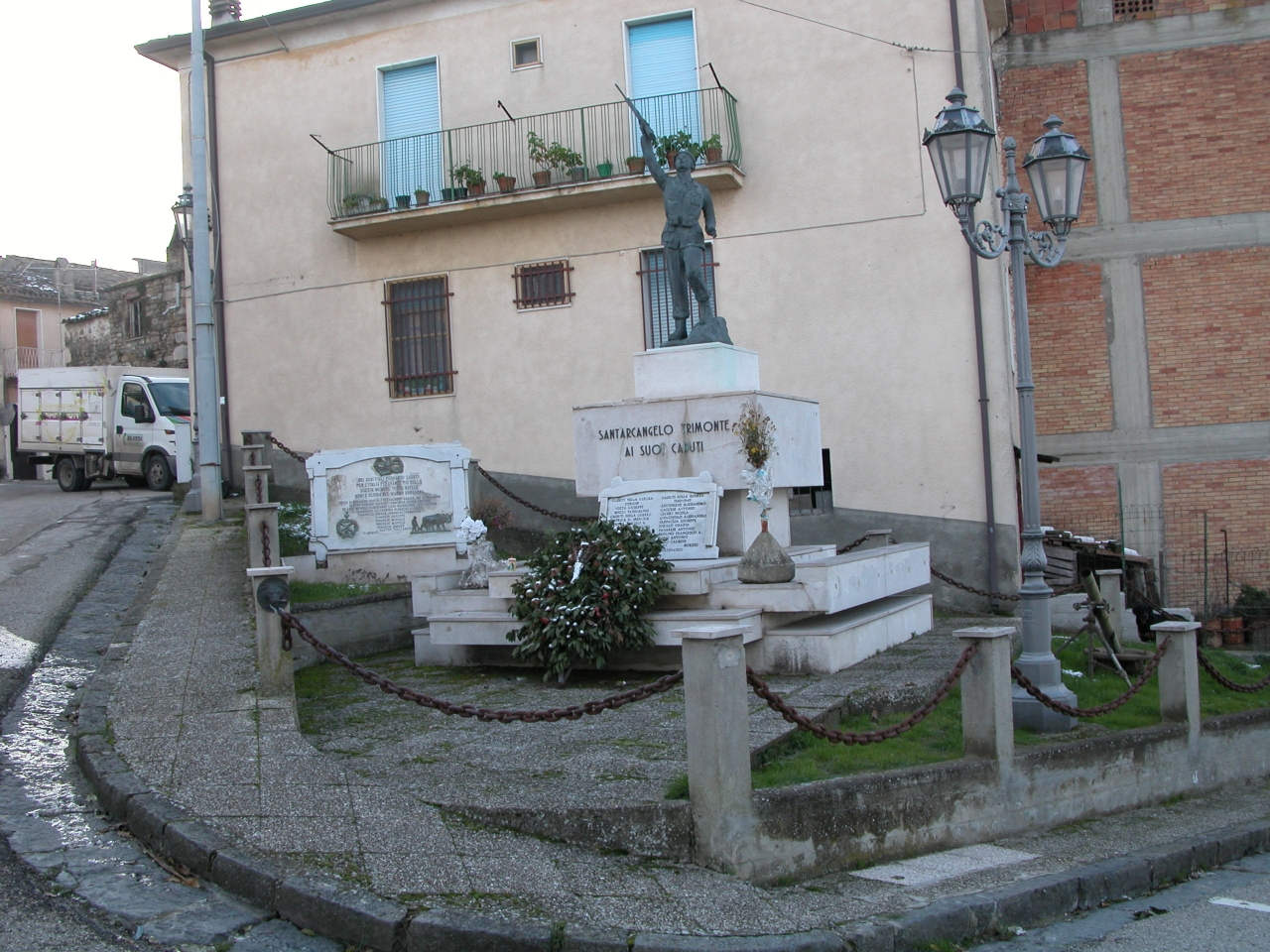figura di soldato: fante (monumento ai caduti - ad ara) - bottega Italia centro-meridionale (sec. XX)