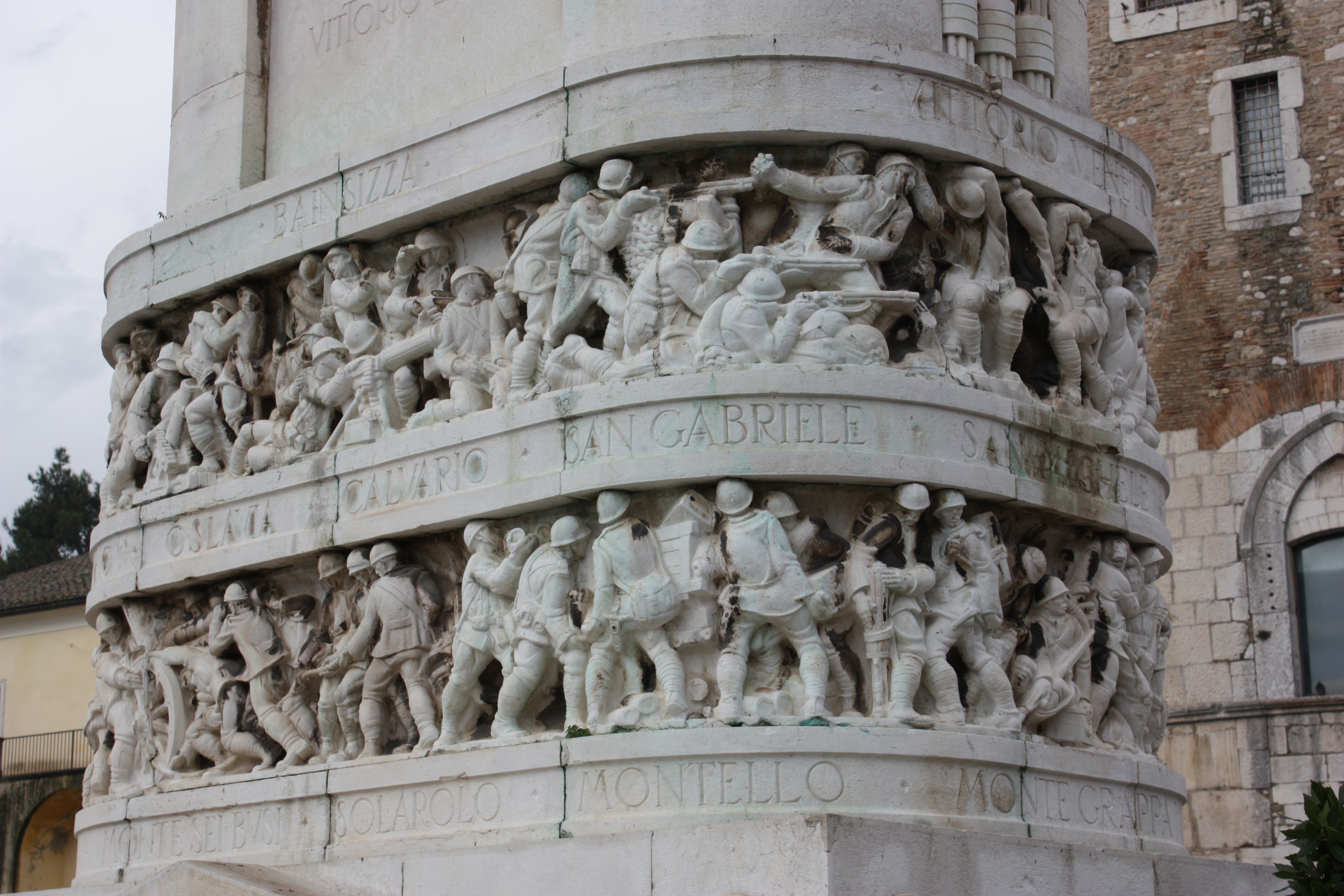 allegoria della Vittoria come donna armata (monumento ai caduti - a fontana) di Mancini Italo, Morbiducci Publio (sec. XX)