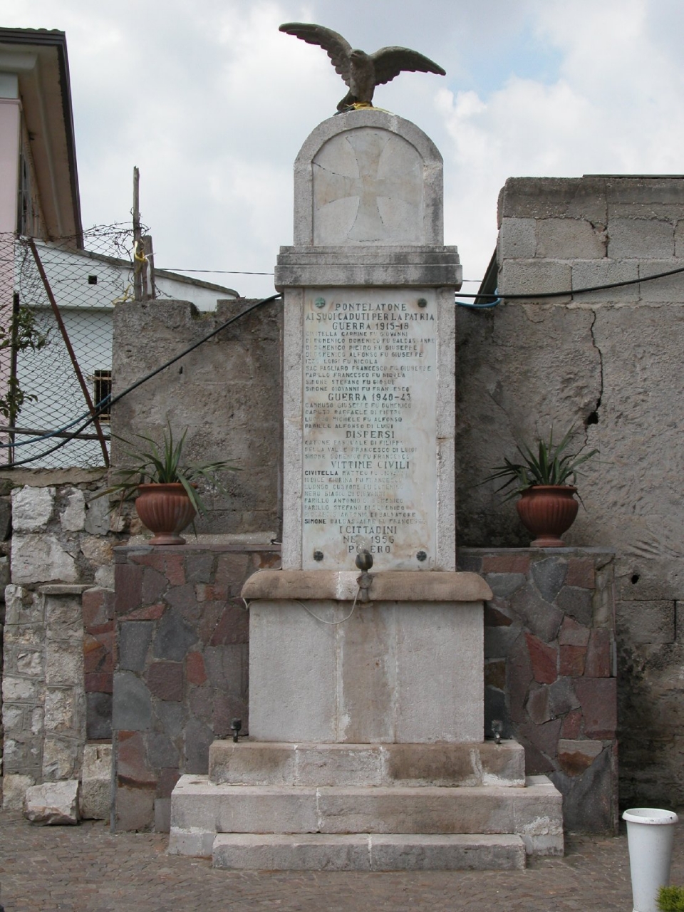 allegoria della Vittoria come aquila (monumento ai caduti - a stele) - bottega Italia centro-meridionale (sec. XX)