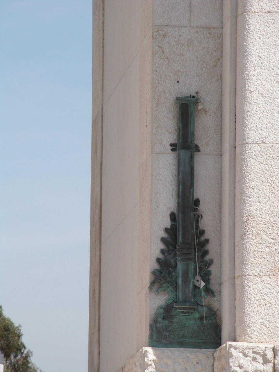allegoria della Vittoria che premia un soldato (gruppo scultoreo) di Tomai Ennio (sec. XX)
