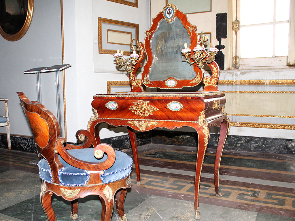 tavolino da toeletta, opera isolata - bottega campana (prima metà sec. XIX)