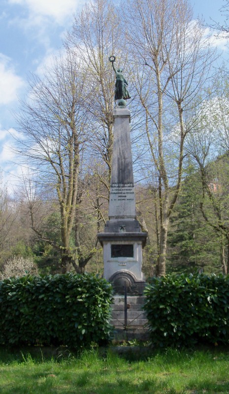 allegoria della Vittoria come donna vestita all'antica (monumento ai caduti - ad obelisco) di Pasquali Ferruccio (sec. XX)