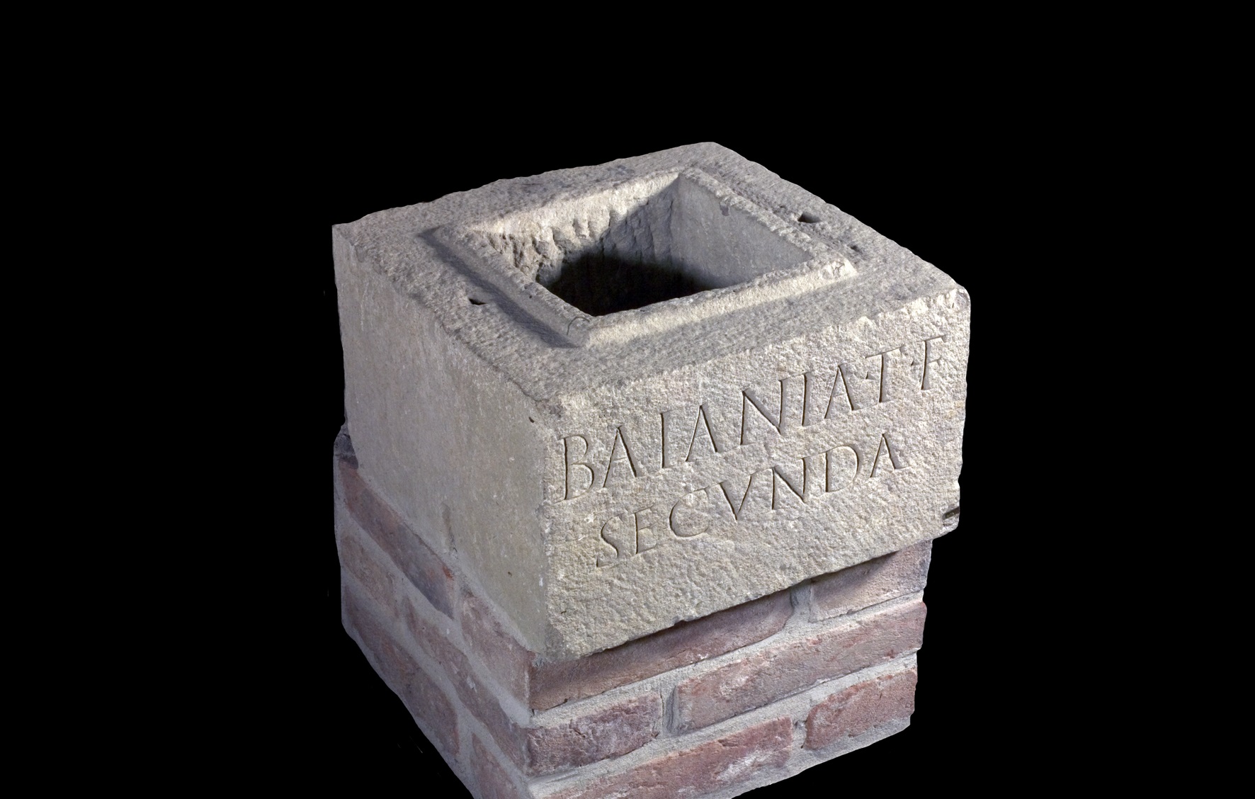 urna/ cineraria, a cassetta - produzione locale (Età romana imperiale)