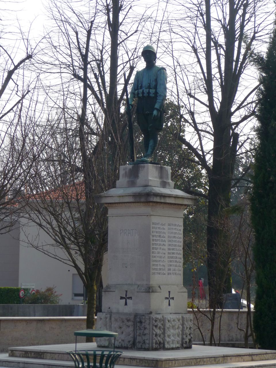figura di soldato: fante (monumento ai caduti - a basamento, opera isolata) di De Paoli Luigi (attribuito) (primo quarto XX)