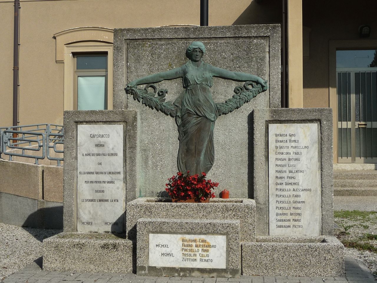 allegoria della Vittoria come donna vestita all'antica (lapide commemorativa ai caduti, opera isolata) - manifattura friulana (primo quarto XX)