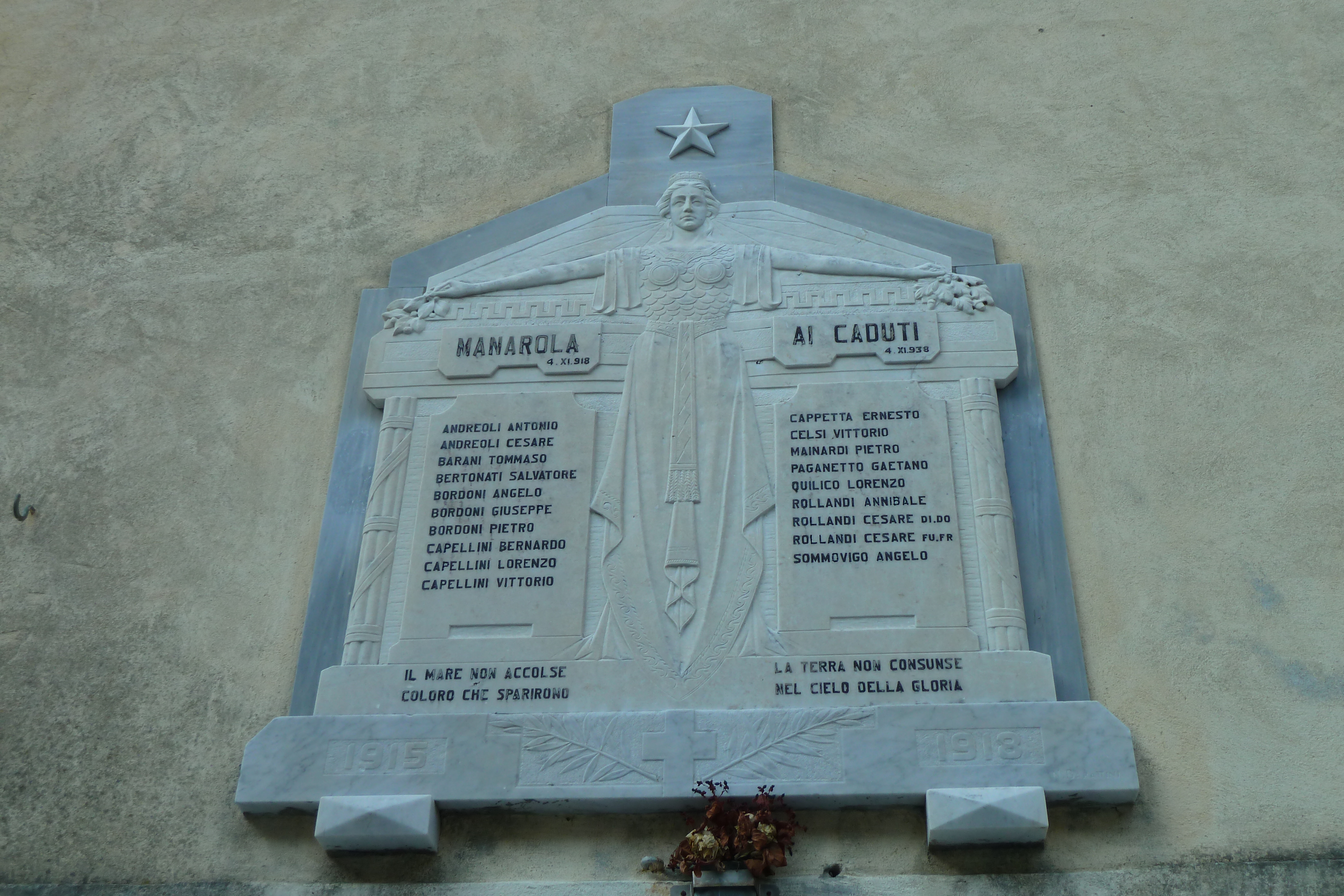 allegoria della Patria (lapide commemorativa ai caduti, opera isolata) di Barattini N - ambito ligure (secondo quarto sec. XX)