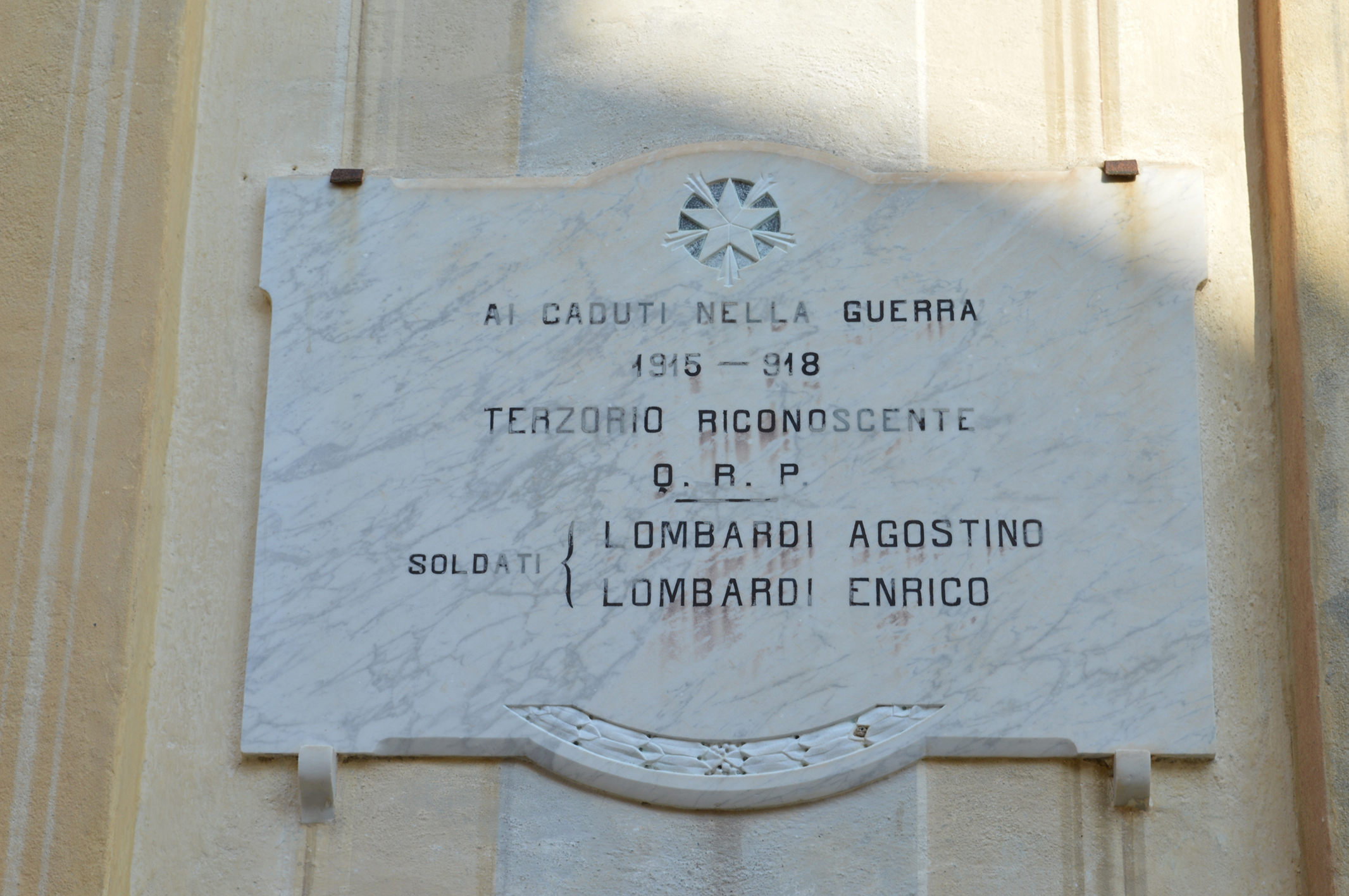 alloro(ghirlanda), stella d'Italia (simbologia Patria) (lapide commemorativa ai caduti) - ambito ligure (prima metà XX)