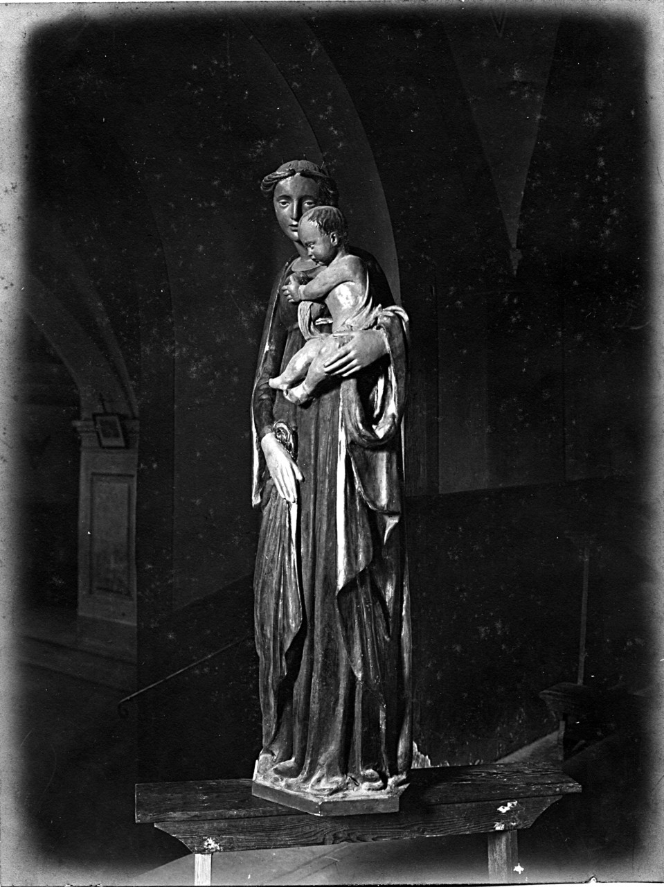 Bibbiena - Chiesa di Santa Maria del Sasso - Cripta - Madonna del Buio; statua di legno (negativo) di Donatello (scuola), Gabinetto fotografico del Polo Museale Fiorentino (laboratorio) (primo quarto XX)