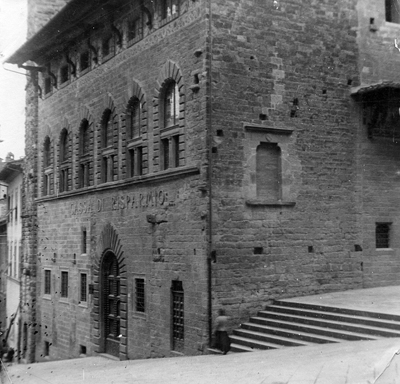 Arezzo - Corso Italia - Palazzo Camaiani Albergotti - sede dell'Archivio di Stato (negativo) di Gabinetto fotografico del Polo Museale Fiorentino (laboratorio) - bottega aretina (primo quarto XX)
