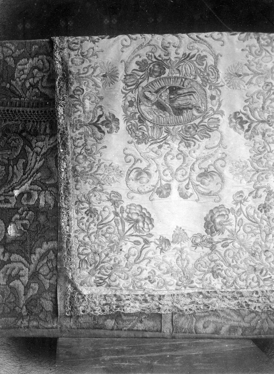 Arezzo- Conservatorio di S. Caterina - Velo in seta e oro - Particolare con Madonna (negativo) di Gabinetto fotografico del Polo Museale Fiorentino (laboratorio) - manifattura toscana (inizio XX)