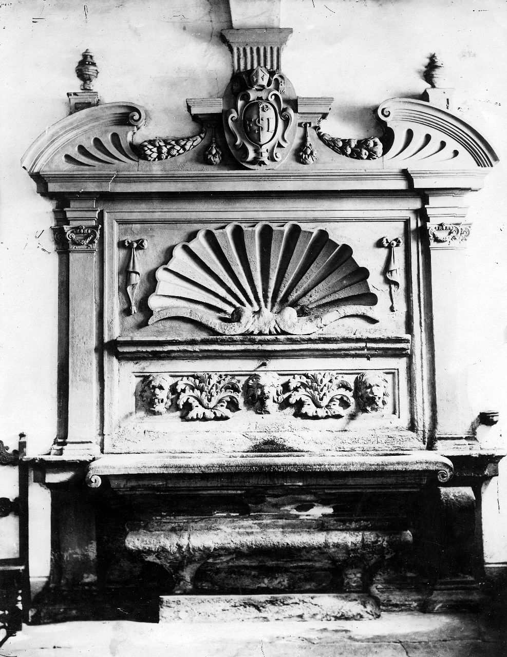Arezzo - Cattedrale - lavabo (negativo) di Pietro di Bonacchino detto Sobino, Gabinetto fotografico del Polo Museale Fiorentino (laboratorio) (inizio XX)