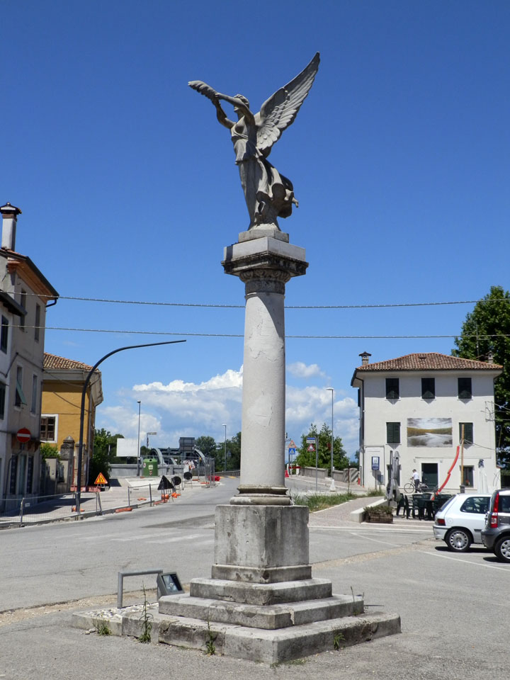 allegoria della Vittoria come angelo vestito all'antica (monumento ai caduti - a colonna, opera isolata) di Guidetti Dante (attribuito) - ambito militare italiano (primo quarto XX)
