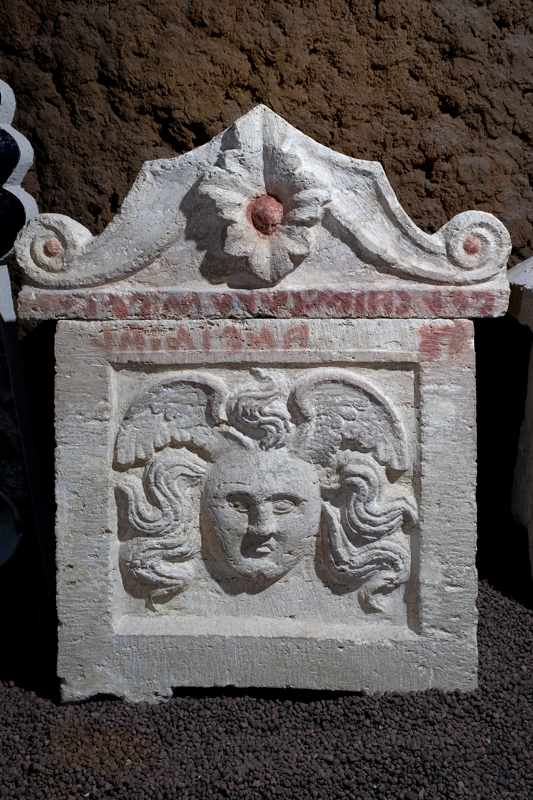 Testa di Medusa (urna/ cineraria, cassa, cubica, decorata) (III-I sec. a.C)