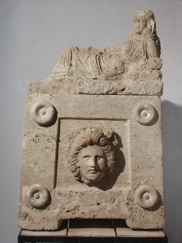 testa di Medusa fra quattro patere ombelicate (urna/ cineraria, cassa, cubica, decorata) (fine/ fine III-II sec. a.C)