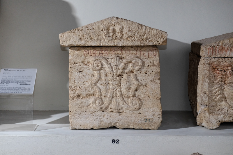 Due pelte contrapposte (urna/ cineraria, cassa, cubica, decorata) (II-I sec. a.C)